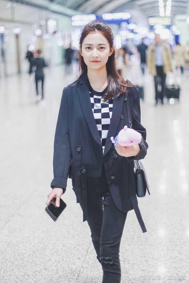陈钰琪现身机场引围观 皮肤白皙身材高挑被赞"美人胚子"
